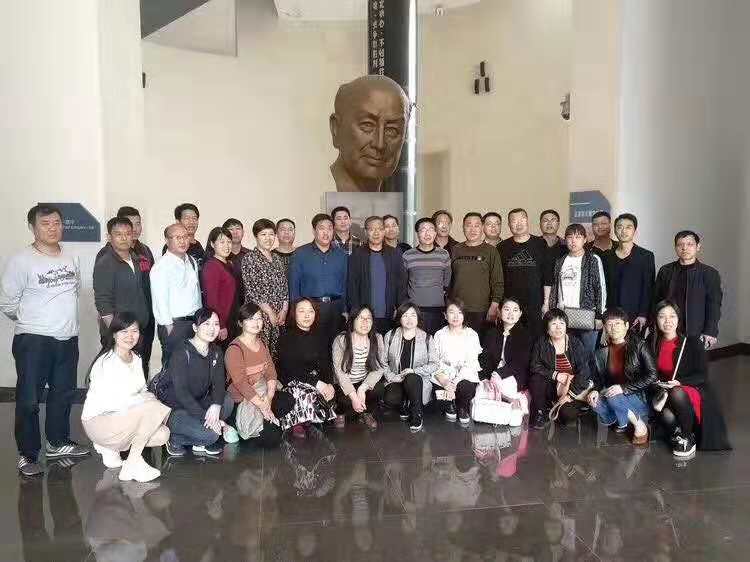 灵宝市纪检监察干部业务能力提升培训班(第一期)在钱学森图书馆合影留念