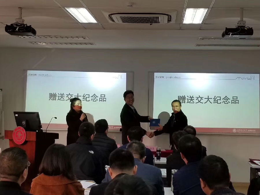 赠送交大纪念品